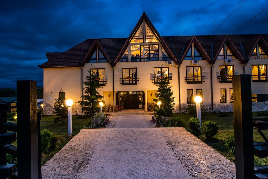 Готель Conacul Archia Дева Екстер'єр фото